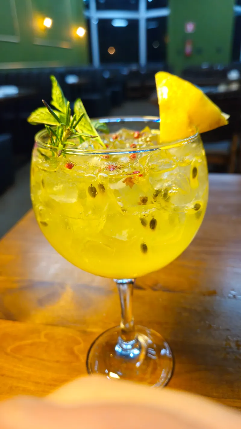 Drink de maracujá com alecrim e pimenta rosa